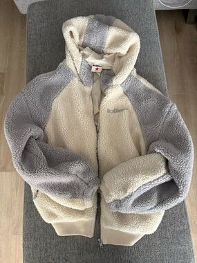 LOITER Sherpa Hooded Jacket in Cream & Light Gray